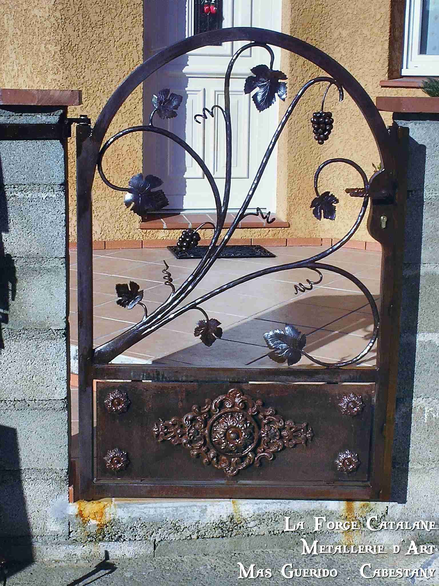 Portillon cloture vigne raisin soubassement palmette fonte forge catalane 2.jpg